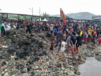 Ribuan Masyarakat Bandar Lampung Tumpah Ruah Bersihkan Sampah di Pantai SukarajaÂ 