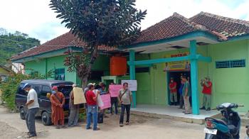 Belasan Warga Kelapa Tiga Gruduk Kelurahan, Tuntut Segera Digelar Pemilihan RT