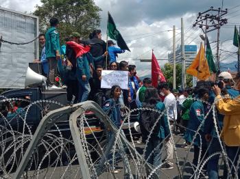 Ribuan Mahasiswa Padati Komplek Kantor Gubernur Lampung