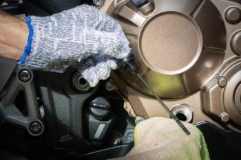 Cuaca Panas Bikin Oli Motor Berkurang, Benarkah?