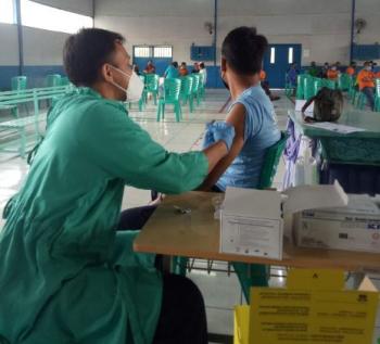 Antusias! Warga Binaan Lapas Narkotika Bandarlampung Kembali Jalani Vaksinasi Dosis Pertama