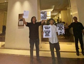 Menolak RUU TNI, Koalisi Masyarakat Sipil Geruduk Ruang Rapat Panja Pembahasan di Hotel Mewah 