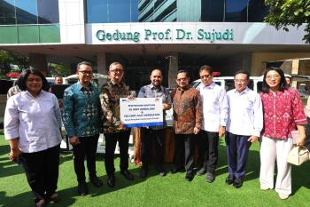 Nurani Astra Menyerahkan 156 Unit Alat Kesehatan dan 20 Unit Ambulans kepada Kementerian Kesehatan Bantuan Korban Banjir 