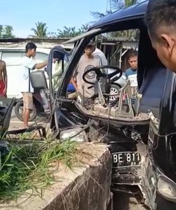Kecelakaan Tunggal, Satu Unit Mobil Pickup Hantam Pembatas JalanÂ 
