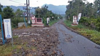 Hujan Lebat Sejumlah Rumah Di Kecamatabn Lumbok Seminung Lambar Tergenang Air