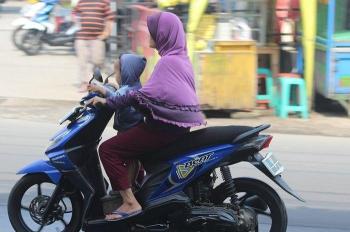 Nyawa Anak Enggak Ada Cadangannya, Kalau Mau Dibonceng Pakai Motor Begini Caranya 