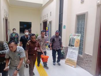 Momen Pemberi Suap ke Rektor Non Aktif Unila Memasuki Ruang Sidang di PN TanjungkarangÂ 