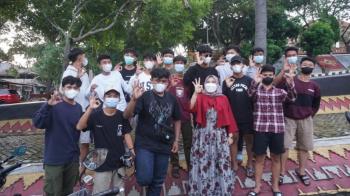Keliling Lapangan KORPRI, Bunda Winarni Ingatkan Warga Tetap Patuhi Protokol Kesehatan