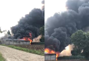 Asap Hitam Membumbung Tinggi, Gudang Diduga Penyimpanan BBM Terbakar di Pesawaran