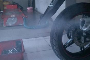 Penyebab Knalpot Berasap Tebal