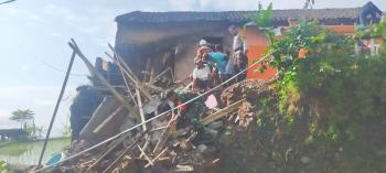 Hujan Deras Disertai Angin Kencang, Rumah Warga Balerejo Terseret Longsor