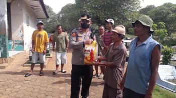 Jumat Berbagi Sama Penggali kubur di TPU Kupang Kota Telukbetung Utara