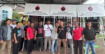 Kader Senior PDIP Mingrum Gumay Berikan Bantuan Plang PAC dan Ranting di Terbanggi Besar
