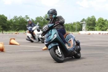 Tips Irit Saat Berkendara Motor