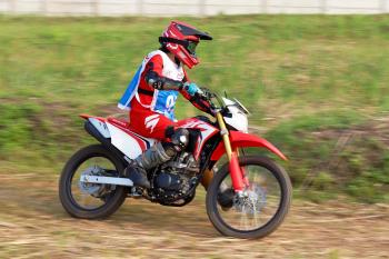 Ini Sepatu Berkendara Offroad yang Paling Aman