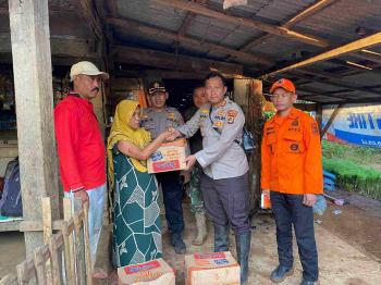 Kapolres dan Wakapolres Lampung Barat Bantu Masyarakat di Lokasi Longsor