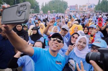 Ribuan Warga Antusias Ikuti Senam Sehat Bersama Mirza - Jihan di Kota Metro  
