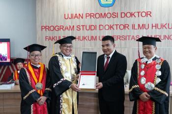Muhammad Rony Meraih Gelar Doktor dengan Disertasi tentang Konstruksi Tuntutan Bebas oleh JPU