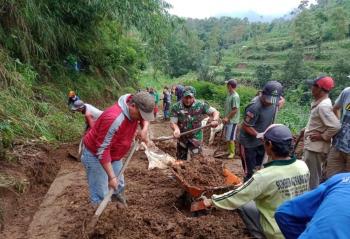 Akses Jalan Desa Tertutup Total Akibat Tebing Setinggi 50 Meter Longsor