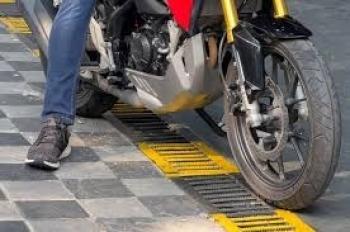 Gunakan Kaki Kiri Saat Berhenti Di Sepeda Motor   