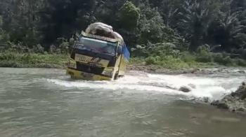 Viral  ! Potret Negeri Mobil Nekat Terobos Sungai Cigadug Cianjur Demi Antar Hasil Bumi
