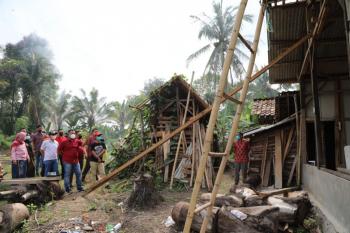 Bupati Lampung Selatan Kembali Bedah Rumah Warga Palas Yang Roboh Tertimpa Pohon