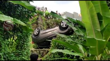 Kurang Fokus! Sebuah Mobil HRV Terbalik di Tepi TanjakanÂ 