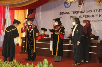 ITERA Gelar Wisuda 421 Lulusan, Rektor Minta Alumni Kembangkan Ilmu Pengetahuan dan Teknologi