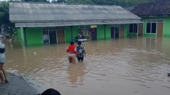 Hujan Deras, Puluhan Rumah di Kelurahan Rajabasa Induk Kebanjiran 