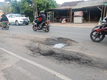 Lapor! Jalan Ratu Dibalau Tanjung Senang Rusak, Warga Harap Segera DiperbaikiÂ 