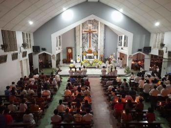Sabtu Suci, Umat Katolik Bandar Lampung Penuhi Gereja Katedral Tanjungkarang