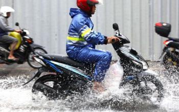 Memilih Jas Hujan Yang Wajib Diketahui Para Pengendara Motor