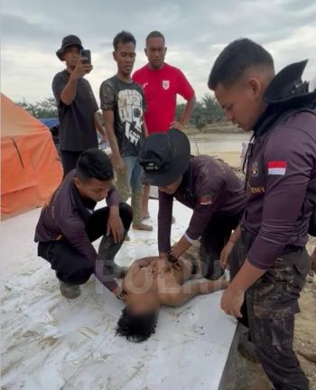 Remaja di Aceh, Diselamatkan Oleh Sejumlah Taruna Akpol Yang Bertugas di Lokasi Sungai Tamiang Kota Lintang