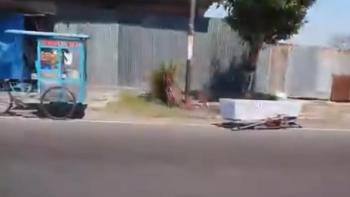 Seram! Peti Jenazah Jatuh Dari Ambulance di Bantul