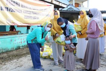 Program Siger Terus Bergerak,  Ibu Riana Sari Arinal Salurkan Sembako kepada Masyarakat di 3 Lokasi di Bandarlampung