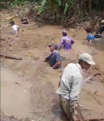 Warga Gotong Royong Bersihkan Sampah di Sungai Gerabak Kecamatan Katibung   