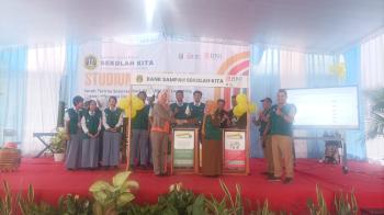 OJK dan Disdikbud Lampung Luncurkan Program Bank Sampah Sekolah Kita di SMAN 1 Bandar Lampung untuk Perkuat Literasi Keuangan.