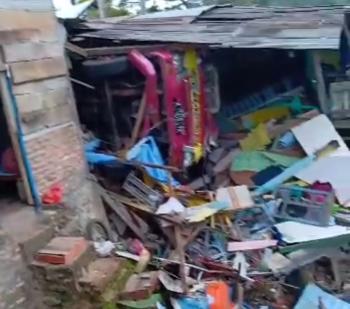 Rem Blong Truck Seruduk Warung Nasi di Batuketulis Lambar
