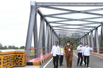 Presiden Jokowi Tinjau Infrastruktur di Nias Untuk Buka Keterisolasian