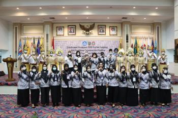 Riana Sari Arinal Meninjau Pelatihan Menapis Untuk para Guru Perempuan PGRI Provinsi Lampung