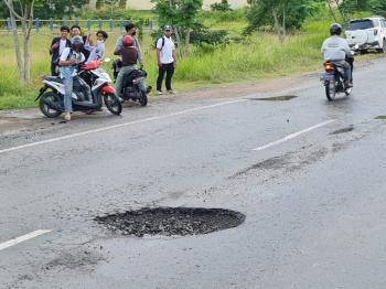 Lubang Menganga Hampir Telan Korban Jiwa, Pemerintah Diharap Segera PerbaikiÂ 