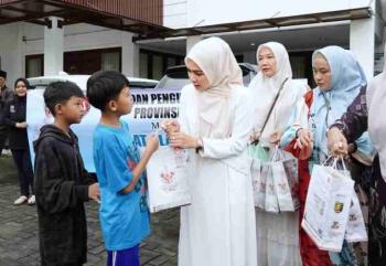 Dipimpin Purnama Wulan Sari Mirza, Dekranasda Provinsi Lampung Berbagi 1.500 Takjil di Bulan Ramadan