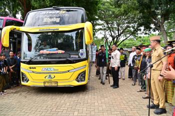Bupati Egi Lepas 1.541 Santri Kembali ke Pondok Pesantren Lirboyo Jawa Timur