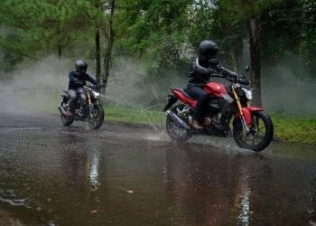 Tips Berkendara Saat Melewati Genangan Air