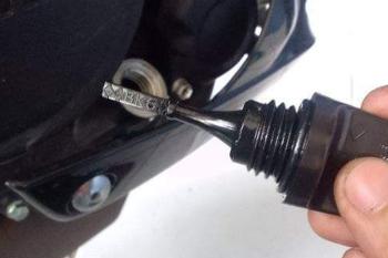 Motor yang Kelebihan Oli Punya Efek Negatif, Simak Ini