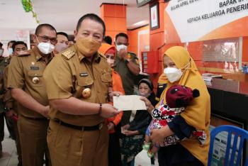 Gubernur Arinal Serahkan BLT Minyak Goreng dan Bantuan Program Sembako Tunai Tahun 2022 untuk 687.090 Keluarga