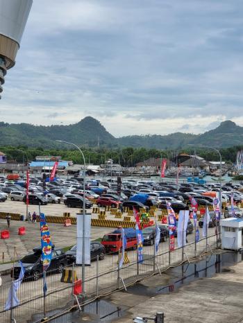 Terminal Ekesevutive  Pelabuhan Bakauheni Antrian  kendaraan Mengular