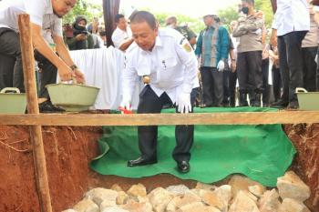 Gubernur Arinal Melakukan Peletakan Batu Pertama Pembangunan Gedung Pusat Kajian Cassava, Kelapa Sawit Dan Tebu