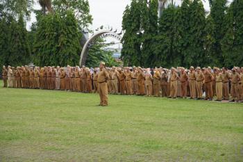 Mewakili Gubernur, Asisten Administrasi Umum Menjadi Pembina Apel Gabungan Mingguan Lingkungan Sekretariat Daerah Provinsi Lampung