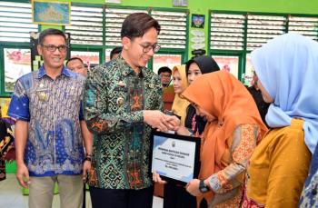 Bupati Egi Salurkan Insentif Kepada 5.160 Guru Honorer   